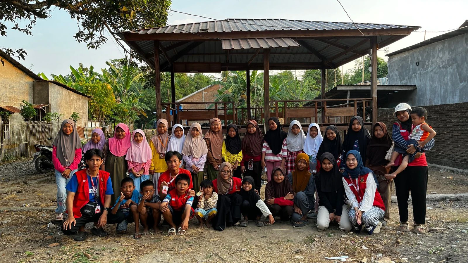 Para peserta dan mahasiswa KKNT Literasi Maccini Sombala berpose bersama. Senyum cerah terpancar dari wajah anak-anak dan para mahasiswa, mencerminkan keberhasilan kegiatan membaca nyaring yang diadakan di TBM setempat. Program ini tidak hanya berhasil menumbuhkan minat baca anak-anak, tetapi juga menciptakan momen kebersamaan yang hangat antara mahasiswa dan masyarakat. Kredit: KKNT Unhas.